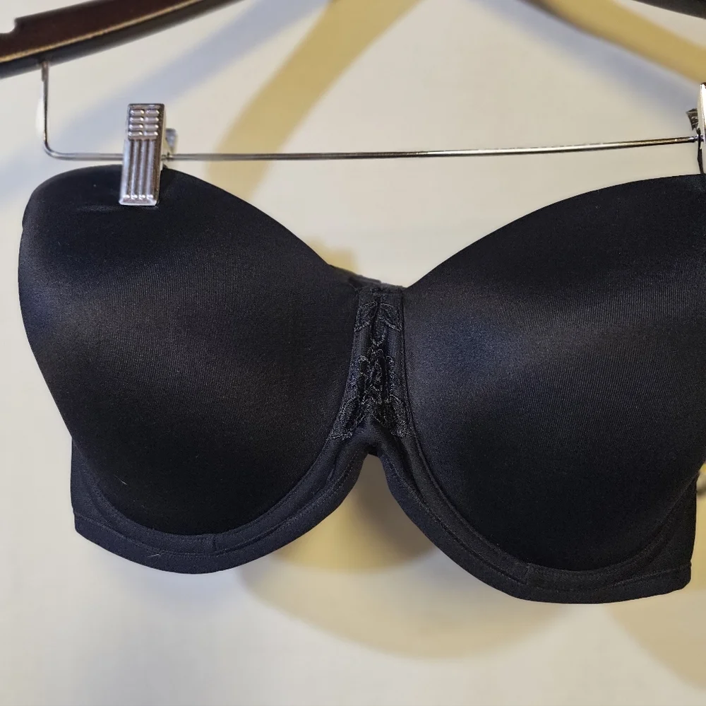 Elegant Black Strapless Bra With‎ Straps Attachment